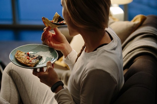 Nên hay không nên ăn những thức ăn khuya giúp tăng cân nào vào buổi tối?