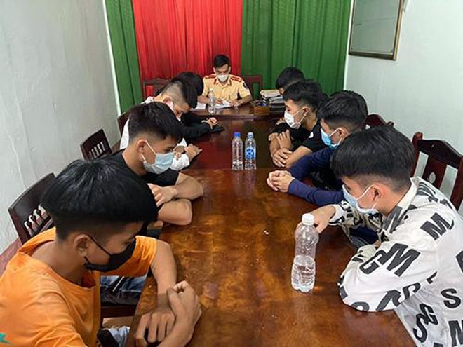 Nghệ An: Tụ tập đua xe ‘ăn mừng’ hết giãn cách, 11 thanh niên bị phạt