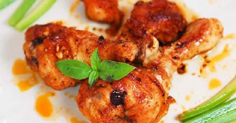 Tỏi gà nướng tương ớt cay giòn giòn hấp dẫn rất hợp làm “mồi nhậu” trong các bữa liên hoan